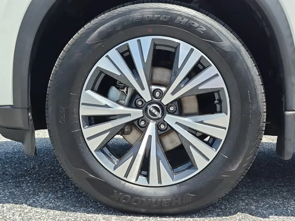 Used 2023 Pearl White Tricoat Nissan SV image 6