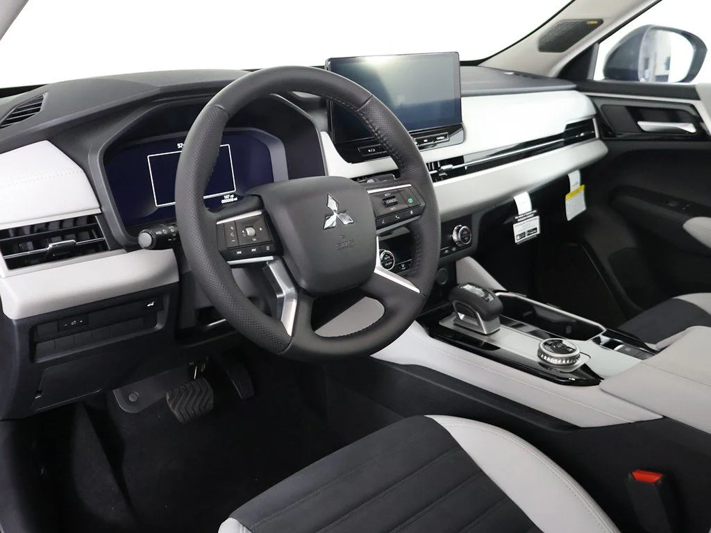 2025 Mitsubishi Outlander SE - Photo 31
