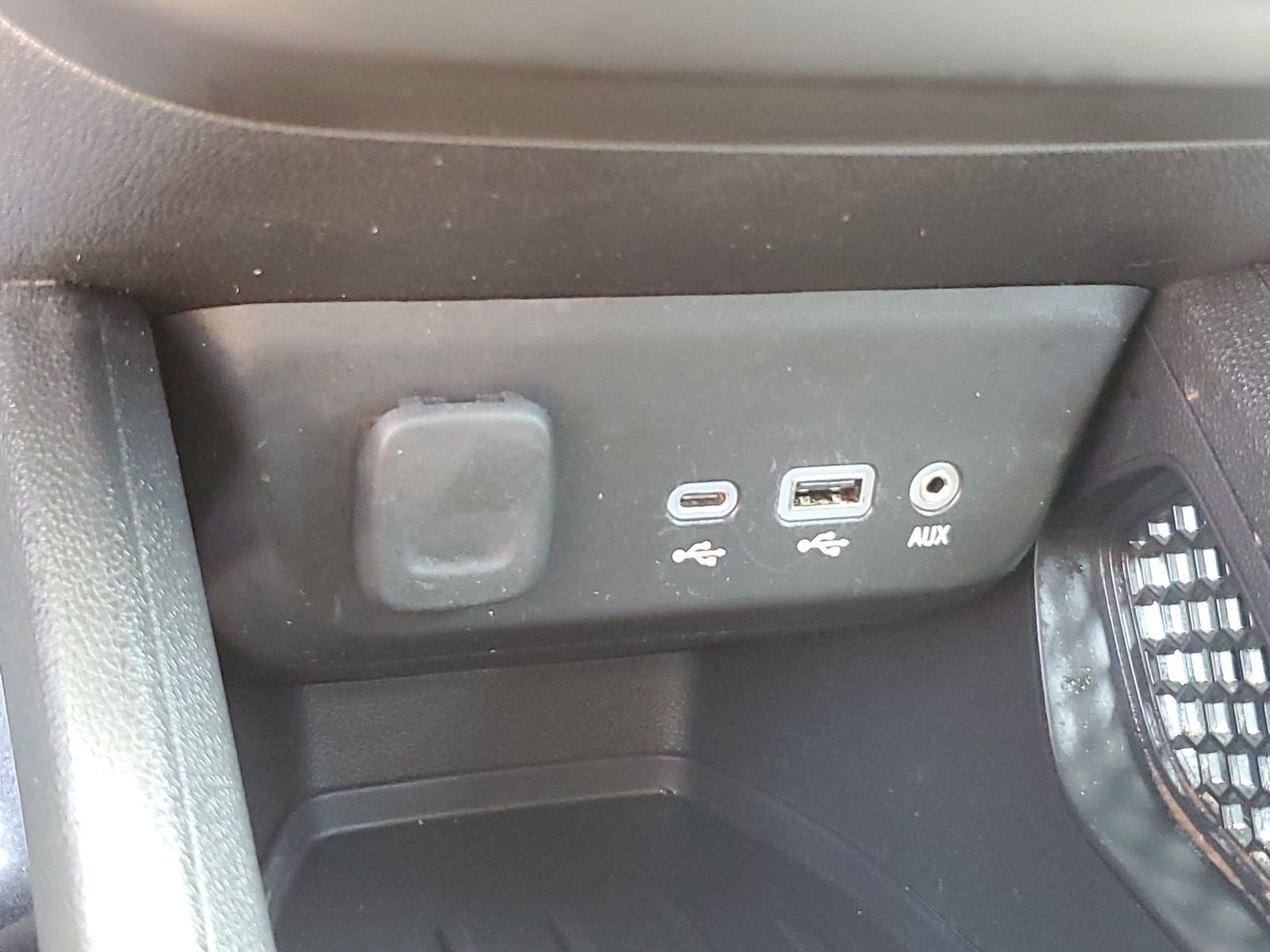 Used 2022 White Chevrolet LS image 17