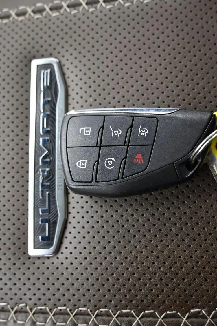 2025 GMC Yukon Denali Ultimate - Photo 41