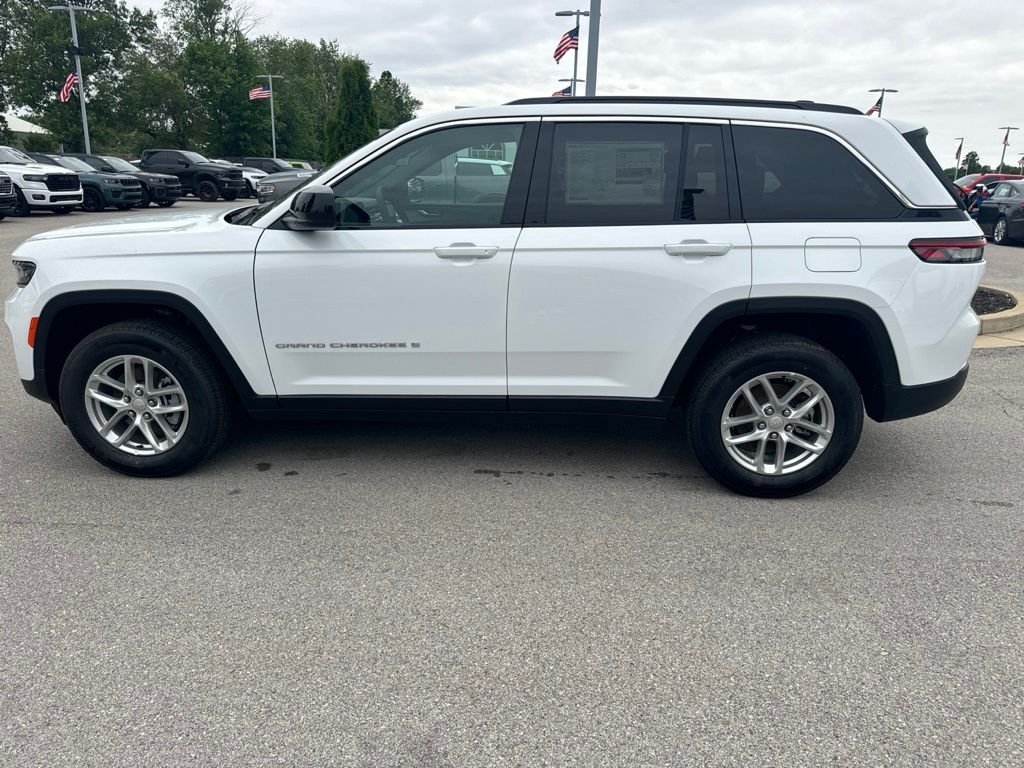 New 2026 Bright White Clear-Coat Exterior Paint Jeep Laredo X image 2