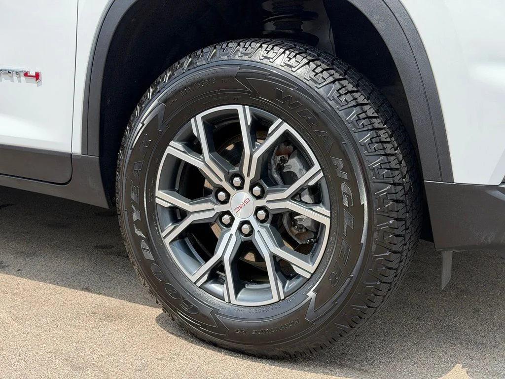 Used 2024 White GMC AT4 image 27