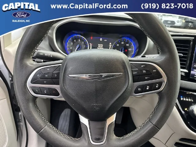 Used 2025 White Chrysler Select image 23