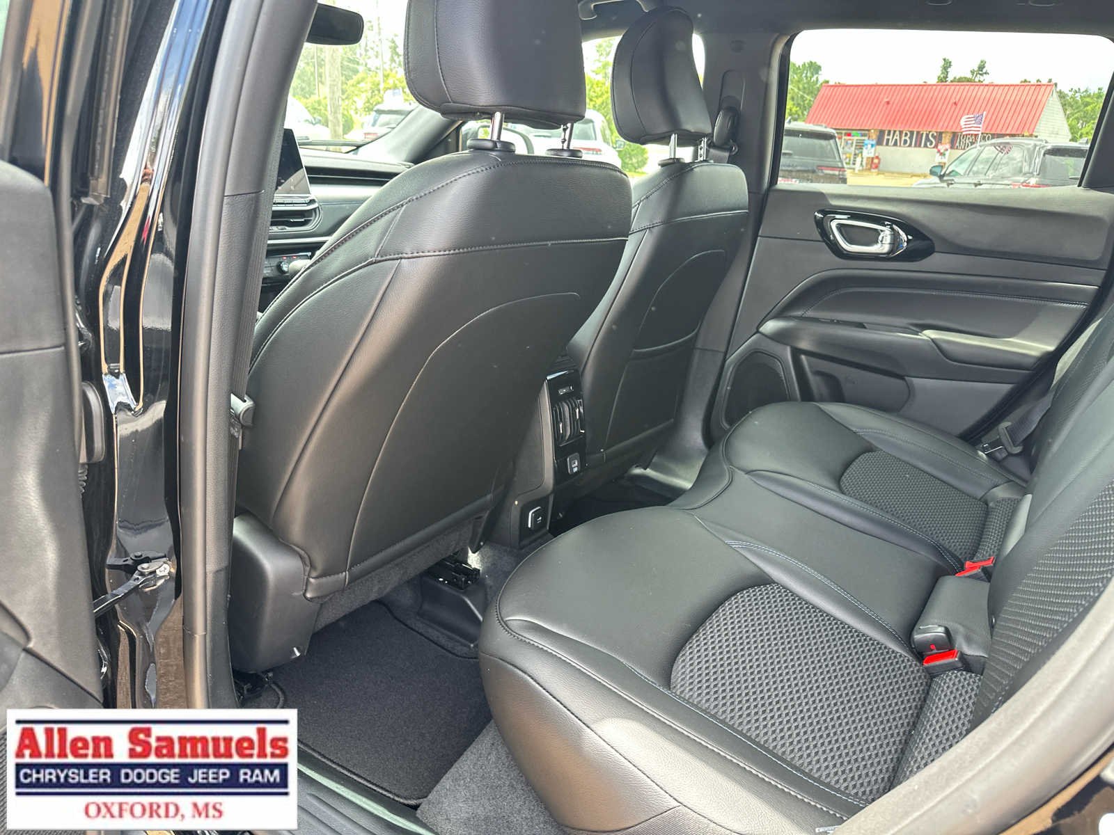 New 2026 Diamond Black Crystal Pearl-Coat Exterior Paint Jeep Latitude image 12