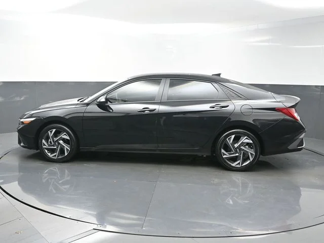Used 2025 Black Hyundai SEL Sport image 4