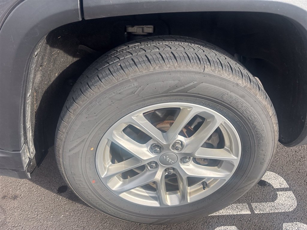 Used 2023 Gray Jeep Laredo image 18