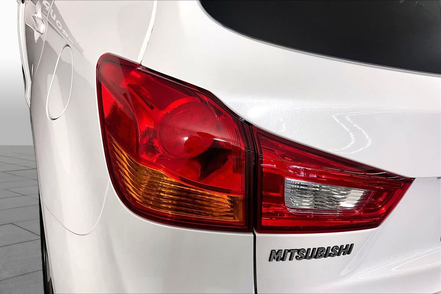 Used 2015 White Pearl Mitsubishi SE image 27