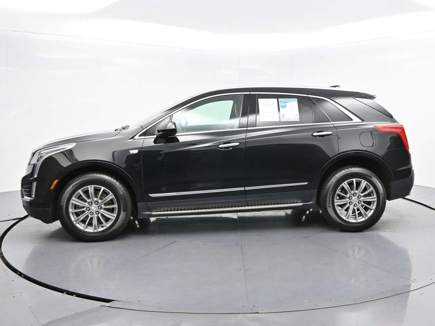 Used 2017 STELLAR BLACK METALLIC Cadillac FWD image 4
