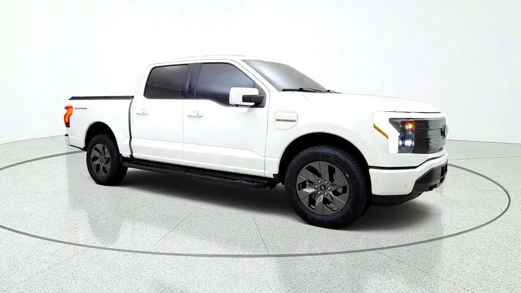 Used 2023 Star White Metallic Tri-Coat Ford LARIAT 4WD SuperCrew 5.5