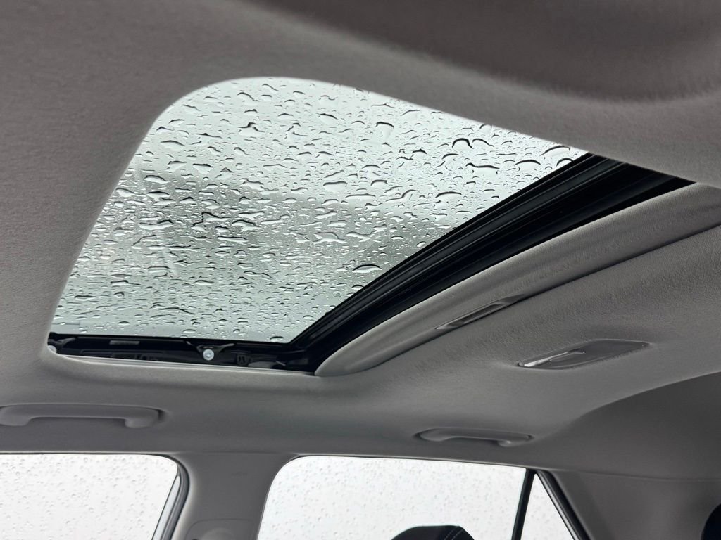 Used 2025 Lunar White Hyundai SEL image 5