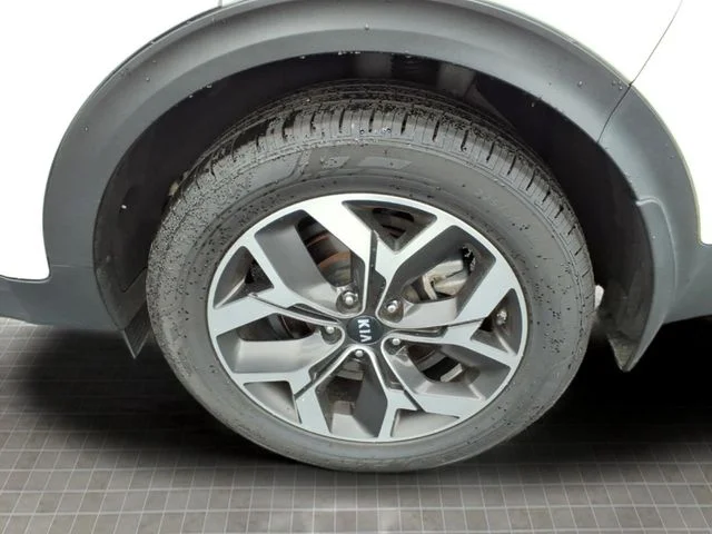 Used 2022 White Kia EX image 9