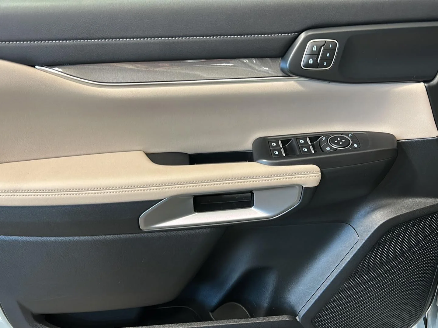 Used 2024 Cactus Gray Ford LARIAT image 10