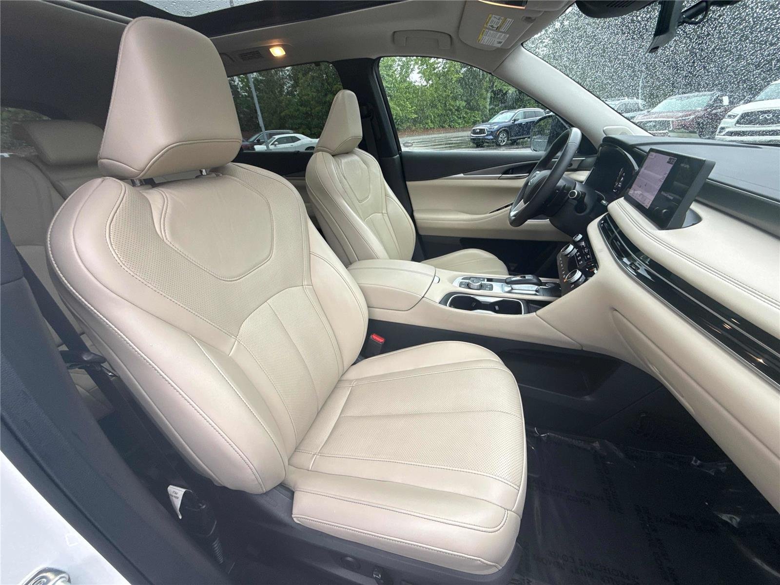 Used 2023 Majestic White INFINITI LUXE image 29