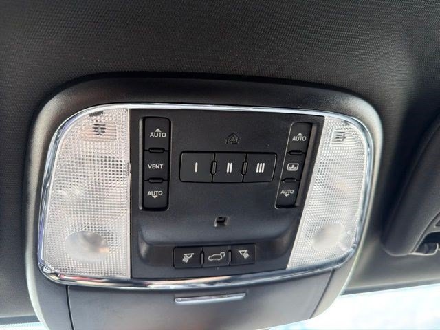 Used 2018 True Blue Pearlcoat Jeep Overland image 27