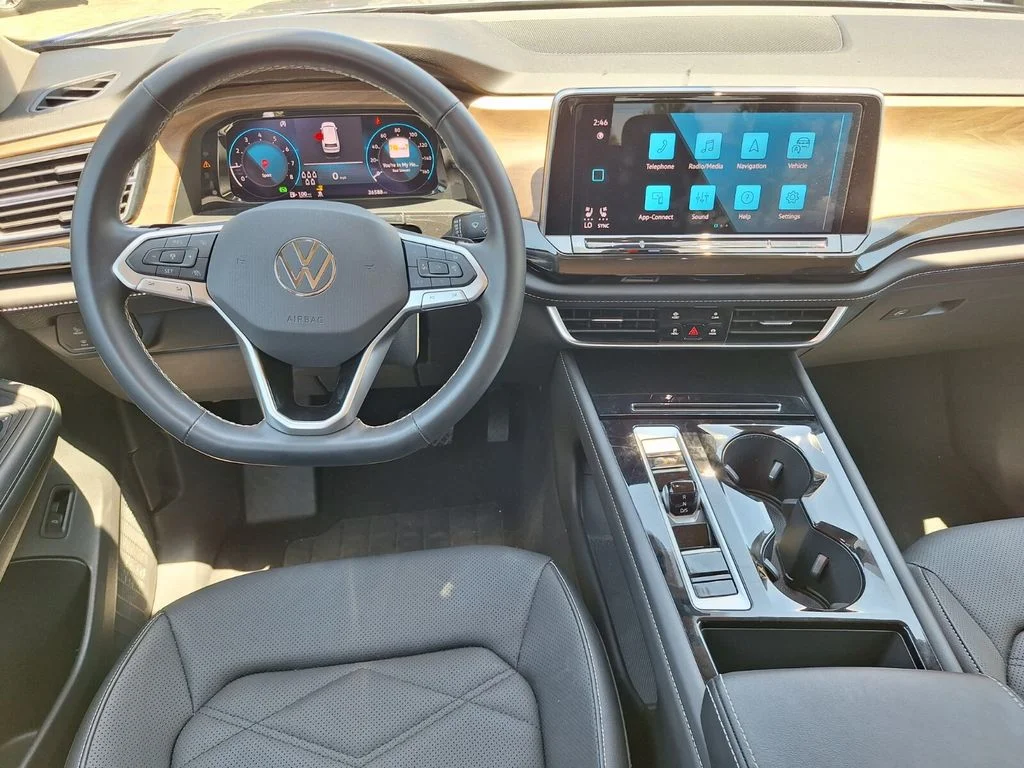 Used 2025  Volkswagen 2.0T SE w/Technology image 10