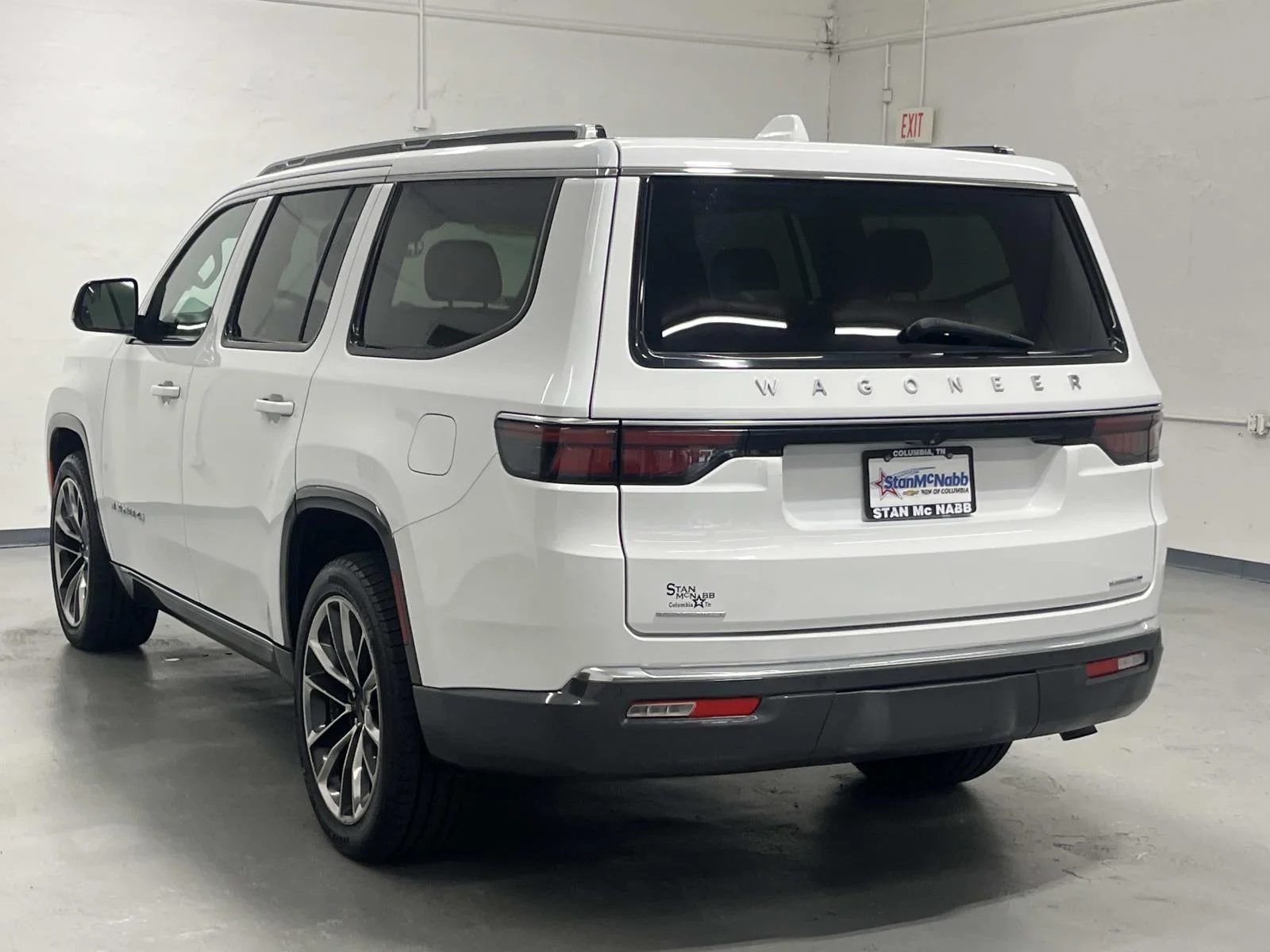 Used 2022 Bright White Clearcoat Jeep Series III 4wd 5.7L V8 1 Owner image 6