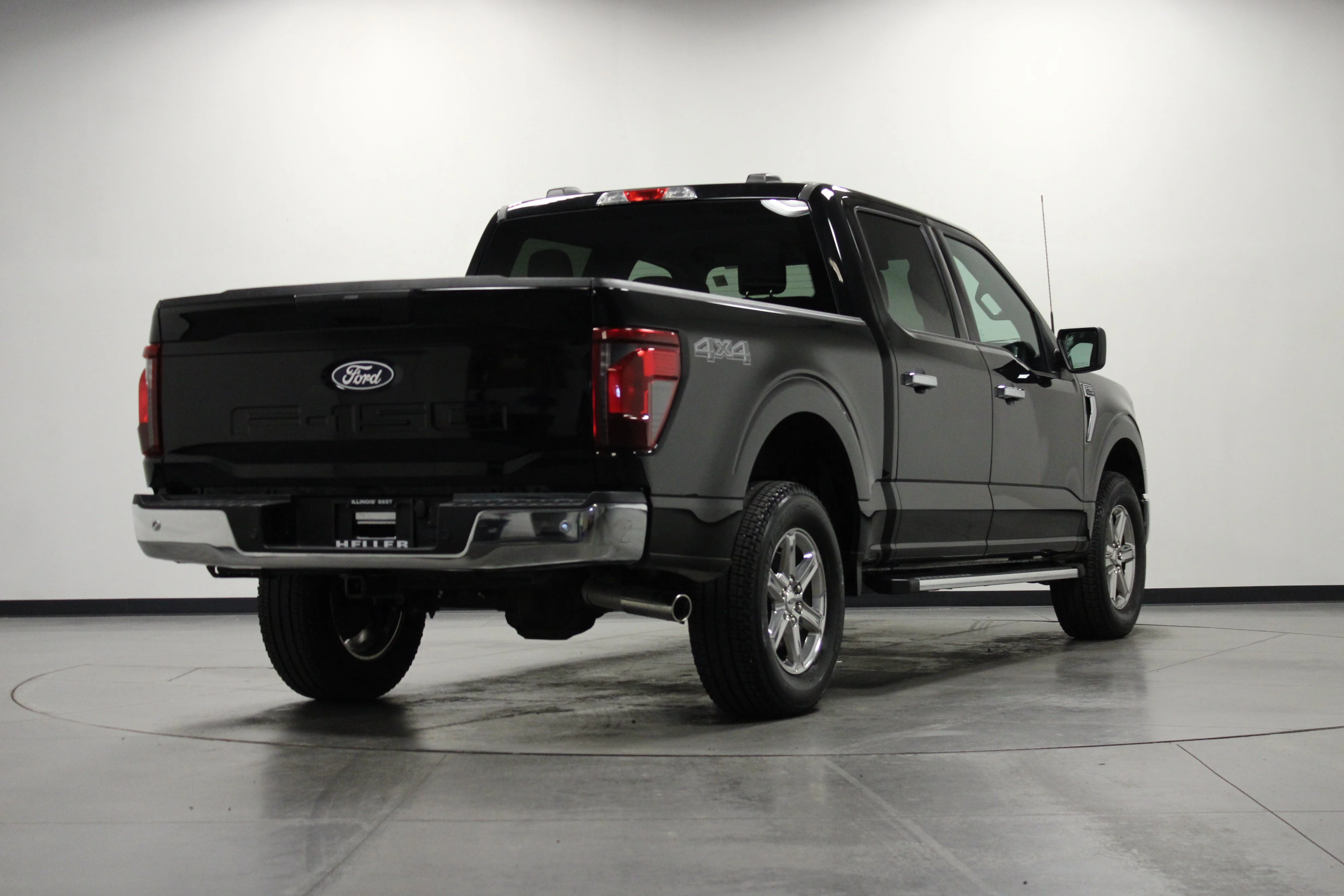 Used 2025 Agate Black Metallic Ford XLT image 4