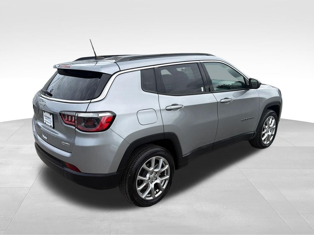 Used 2023 Silver Jeep Latitude Lux image 5