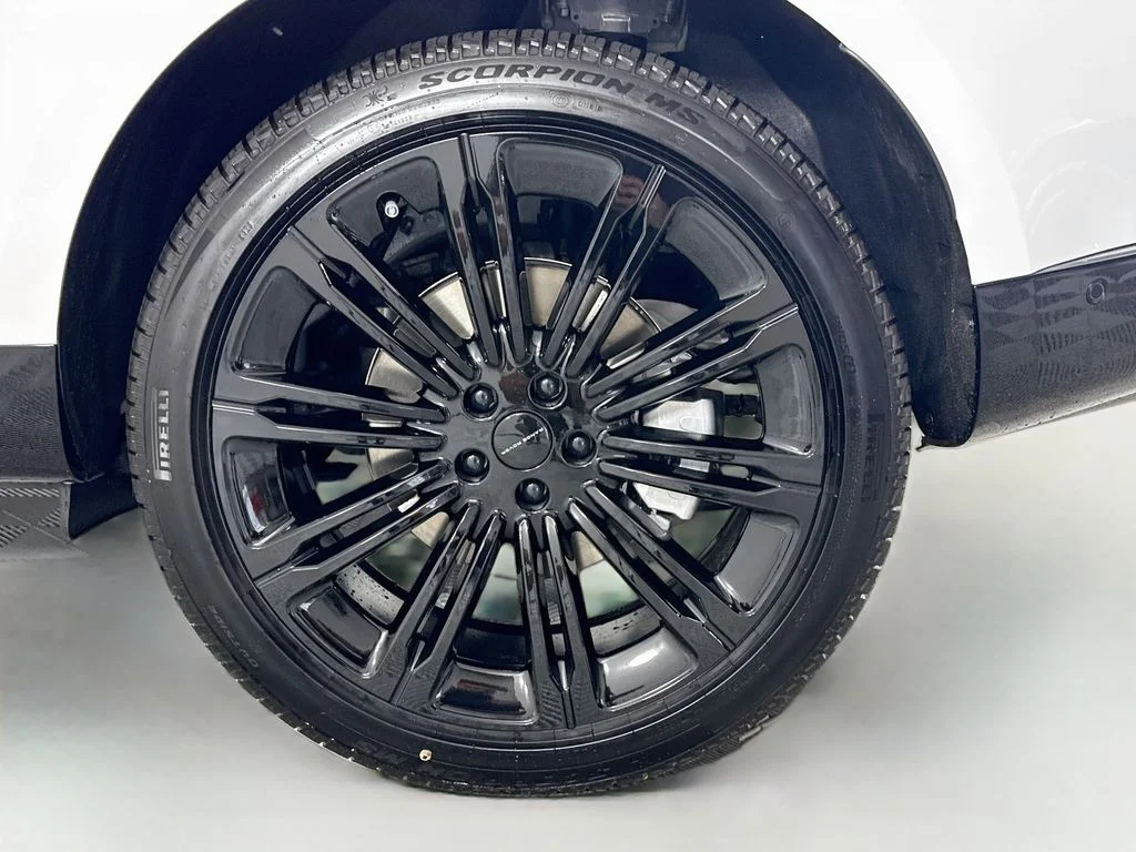 New 2026 Fuji White Land Rover SE image 32