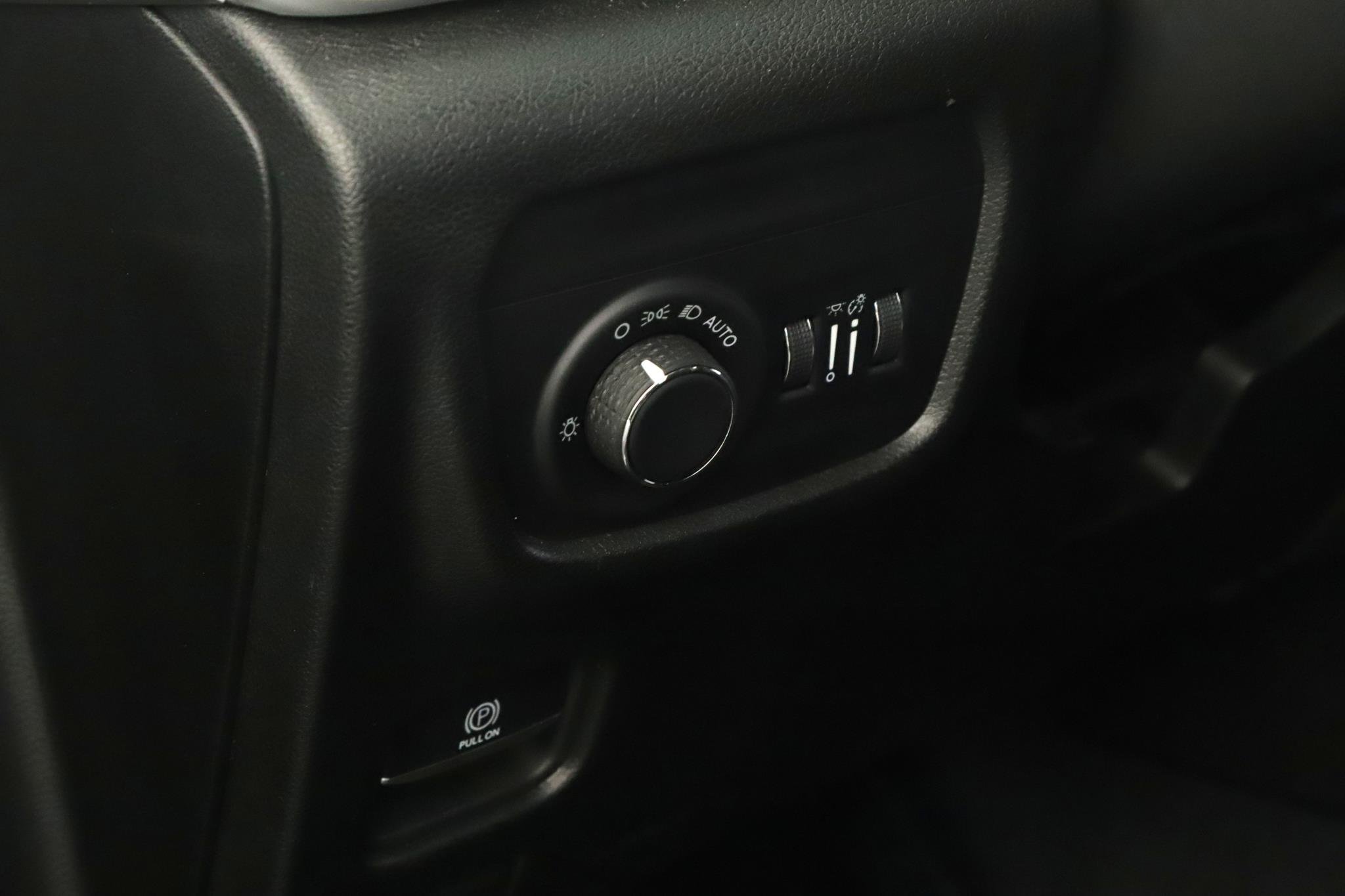 Used 2023 Diamond Black Crystal Pearlcoat Jeep Altitude 4x4 image 10