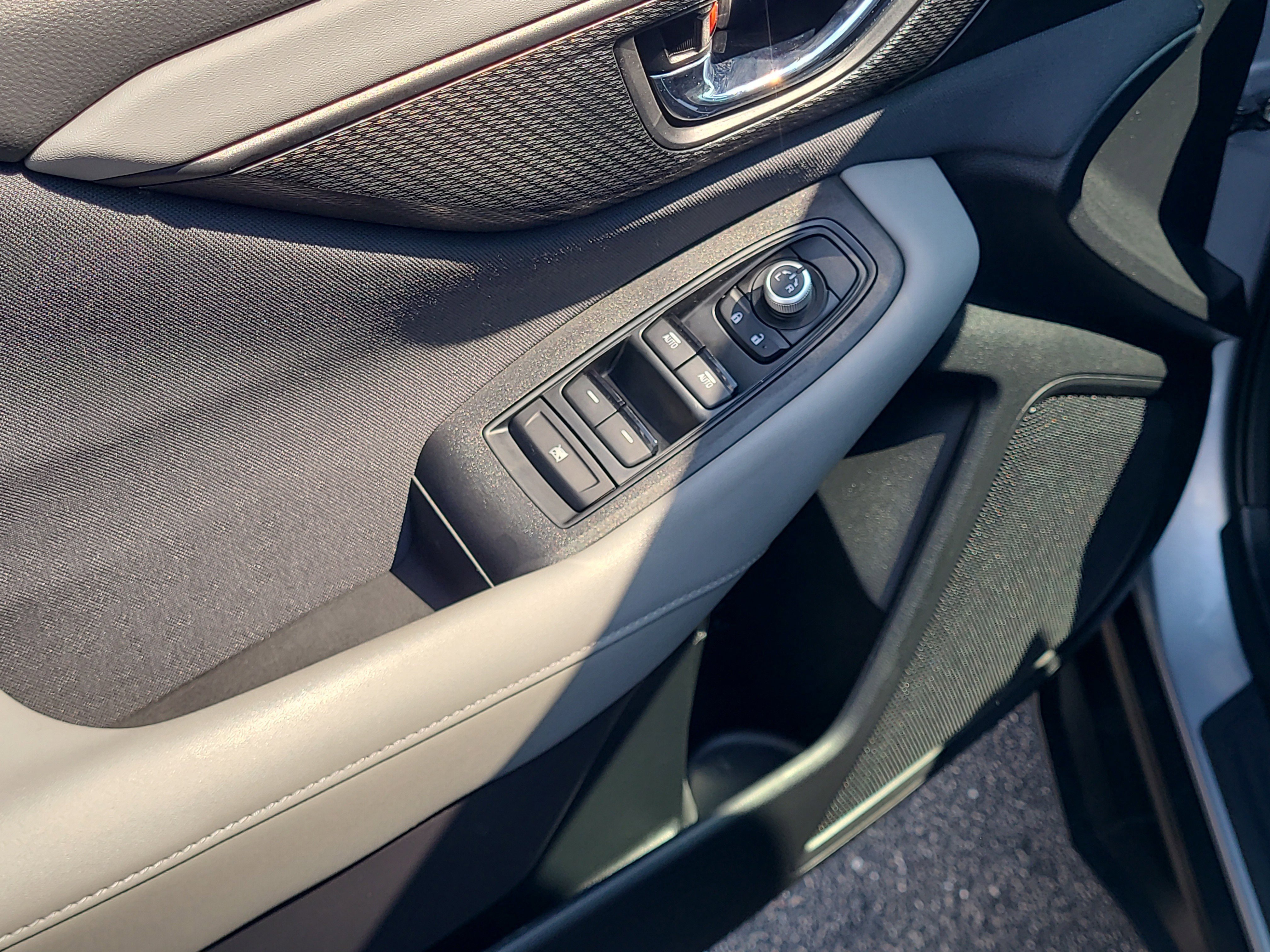 Used 2025 Ice Silver Metallic Subaru Premium image 15