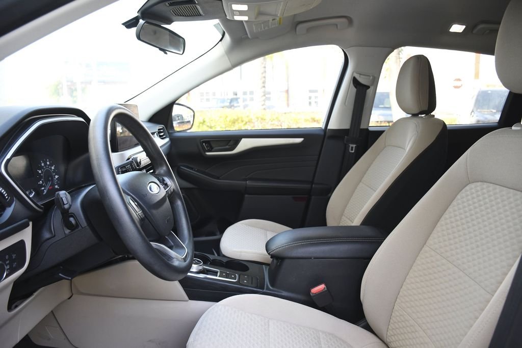 Used 2022 White Ford SE image 19