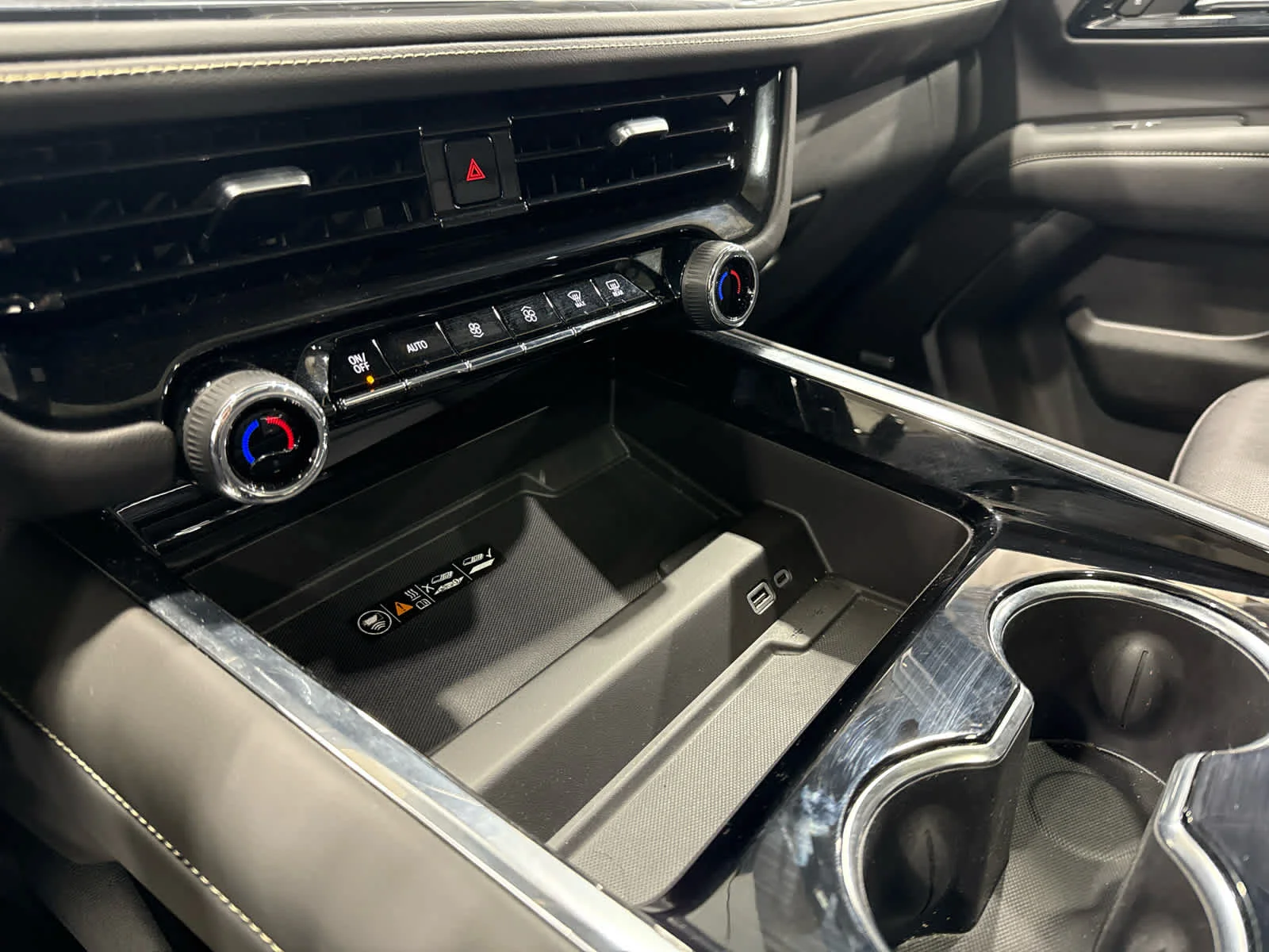 2025 Chevrolet Suburban Premier - Photo 29