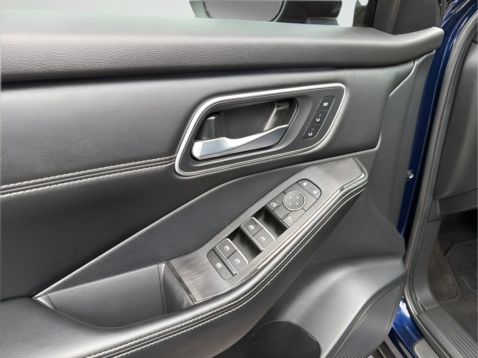 Used 2024 Blue Nissan Platinum image 17