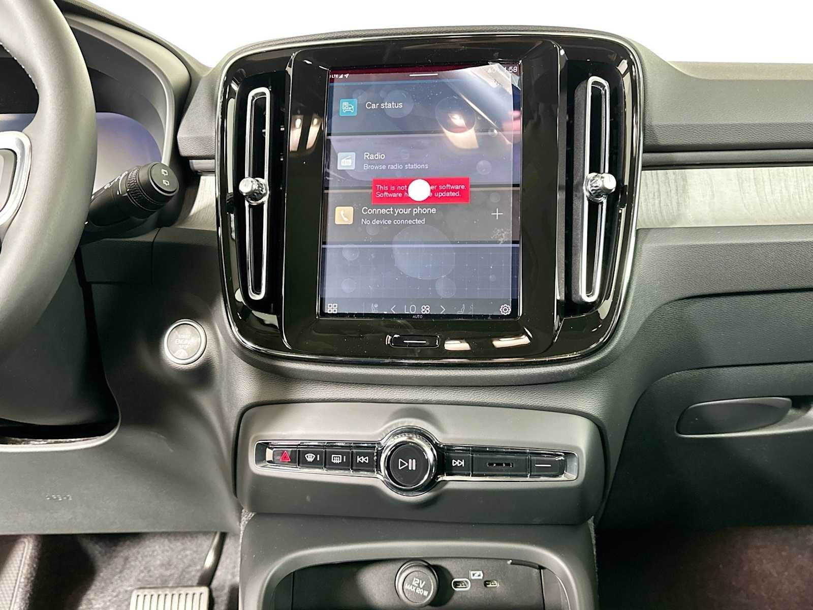 2025 Volvo XC40 Plus - Photo 11