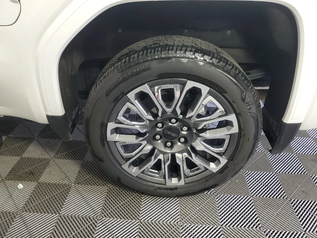 Used 2025 White Frost Tricoat GMC Denali Ultimate image 35