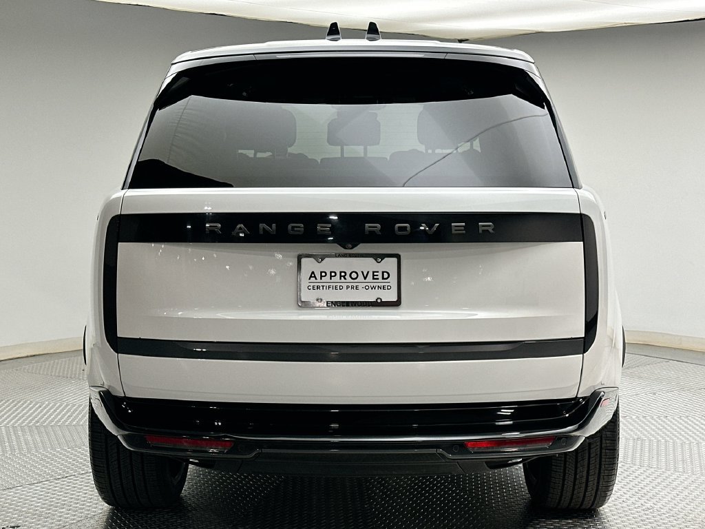 Used 2025  Land Rover SE image 12