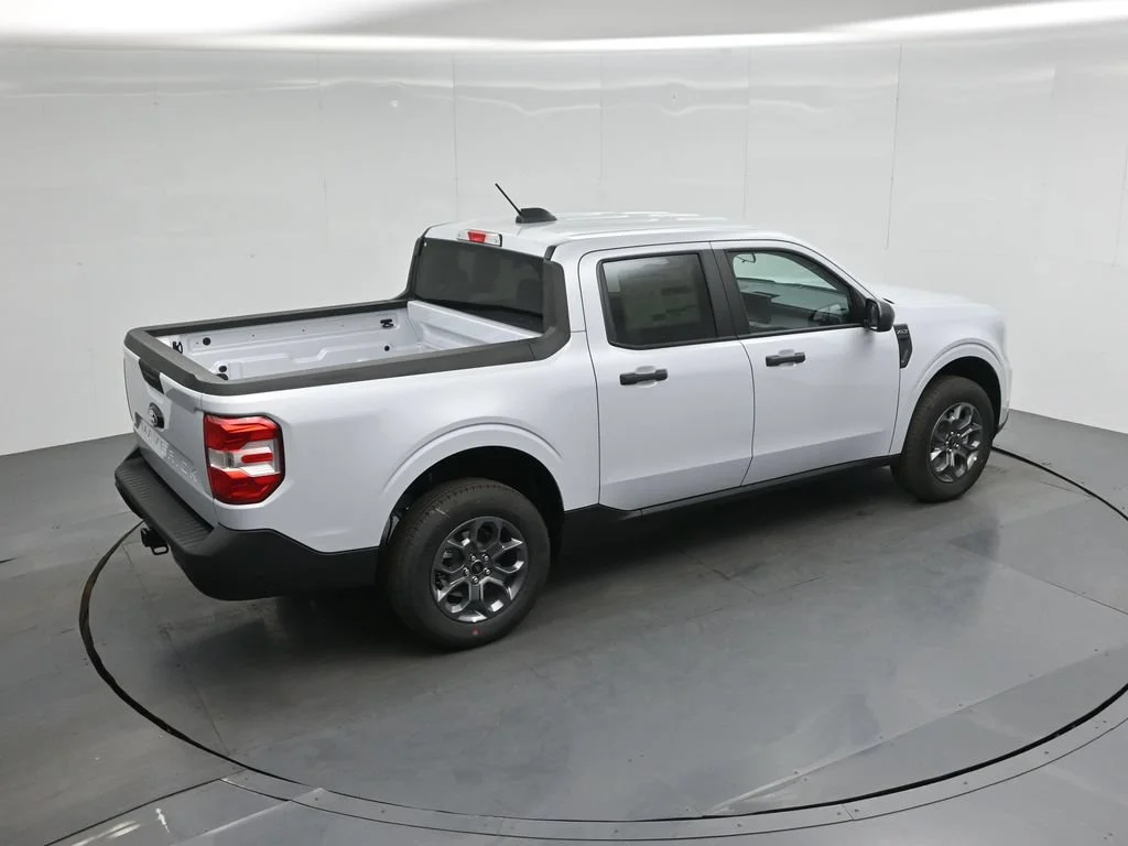 New 2026 Space White Metallic Ford XLT image 33