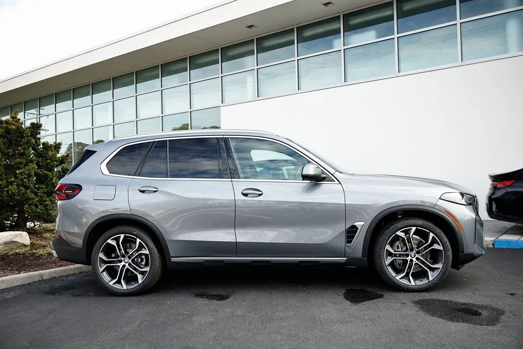 New 2026 Skyscraper Grey Metallic BMW xDrive40i image 4