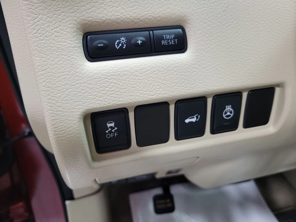 Used 2015 Red Nissan Platinum image 37