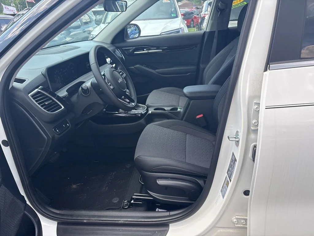 Used 2024 White Kia SX image 18