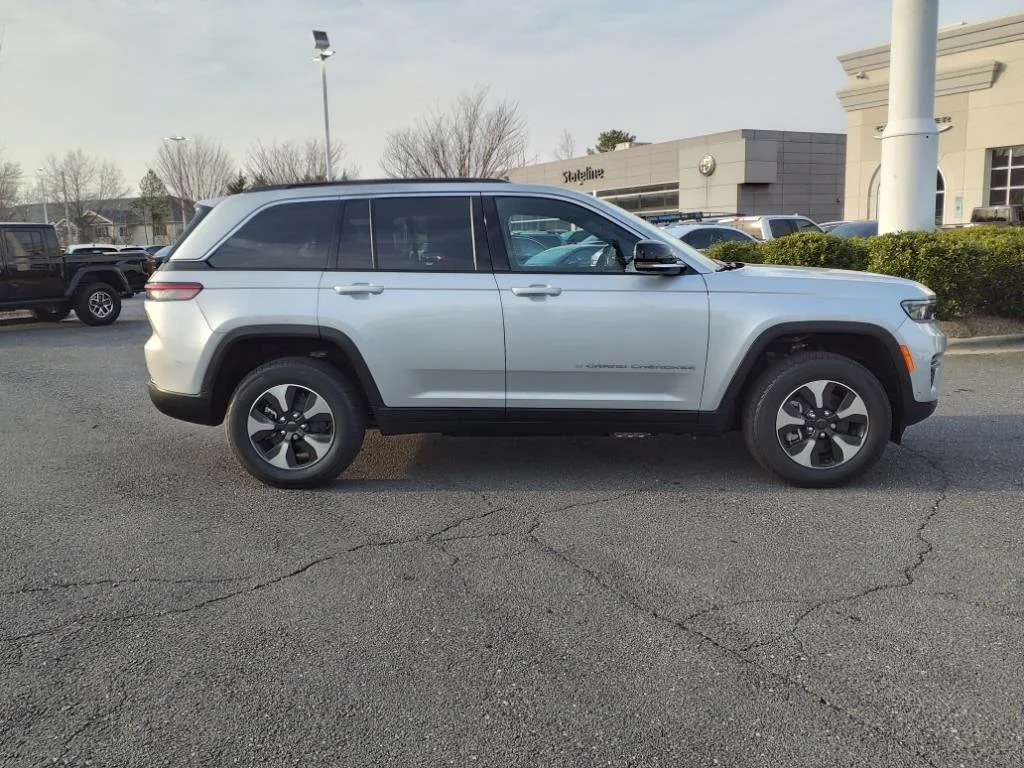 Used 2024 Silver Zynith Jeep  image 24