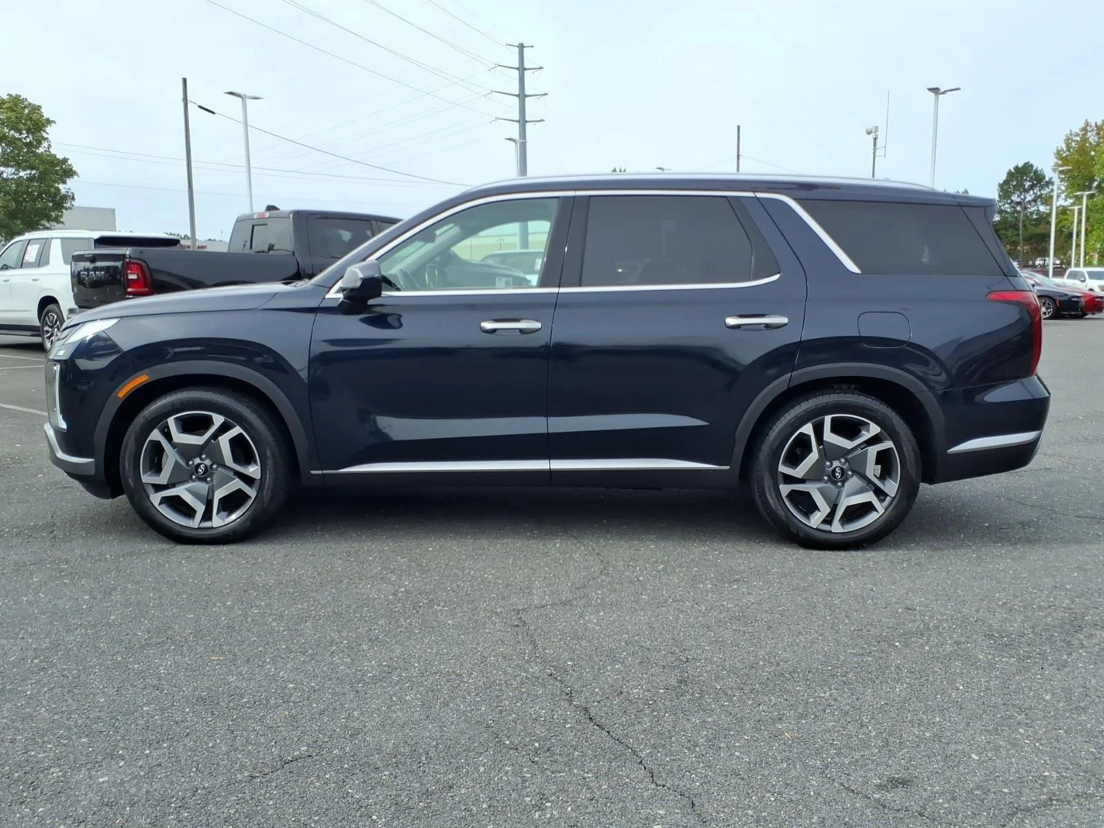 Used 2024 Moonlight Cloud Hyundai SEL 8P image 3