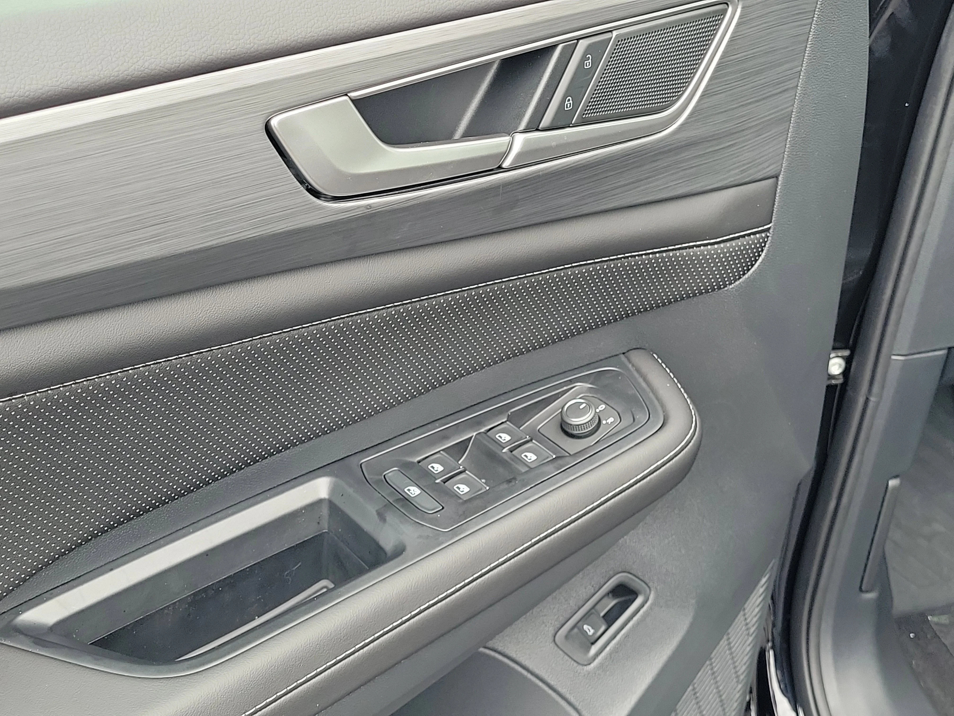 New 2026 Black Volkswagen 2.0T SE w/Technology image 18