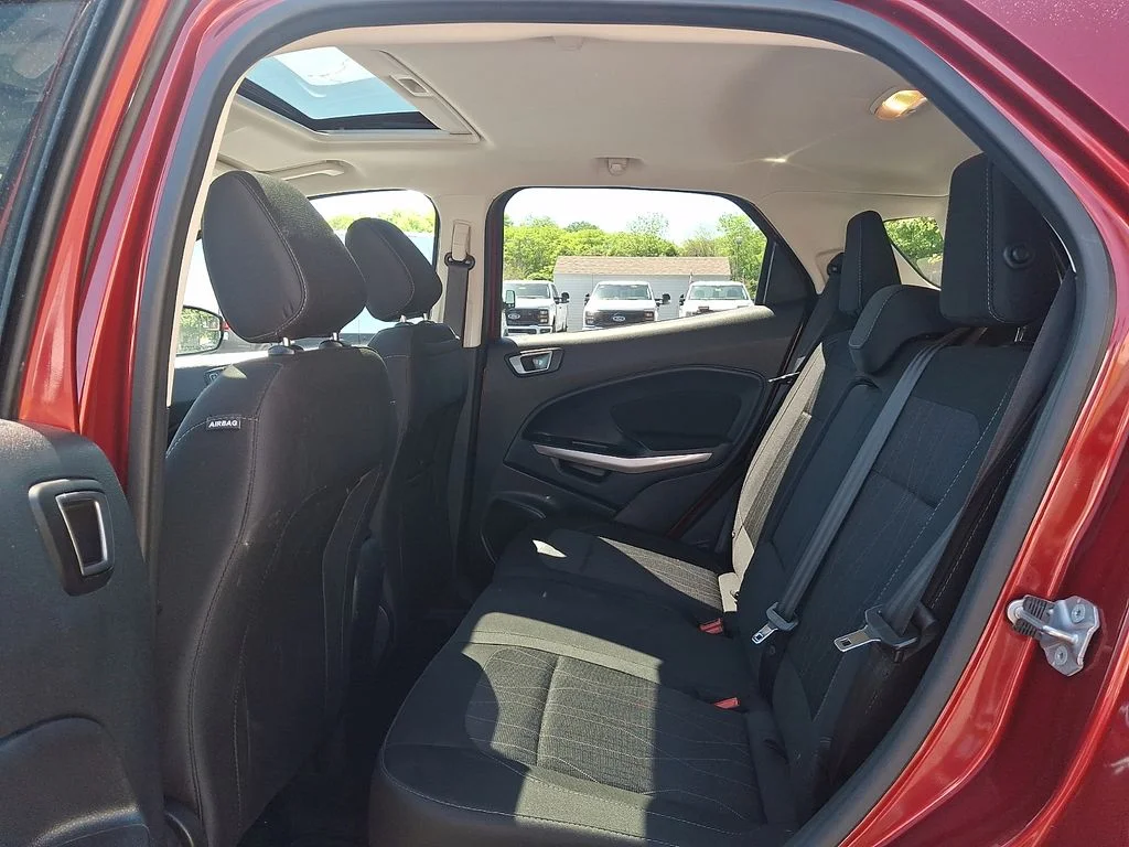 Used 2022 Red Ford SE image 11