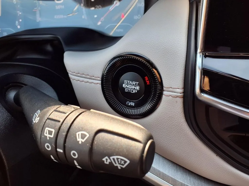 Used 2025 White Jeep Limited image 8