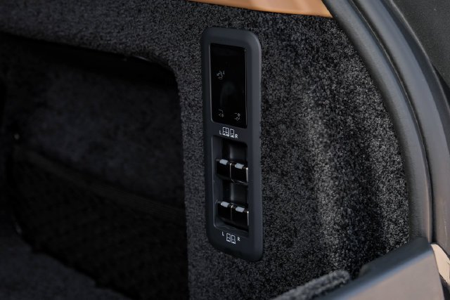Used 2025 Gray Land Rover Autobiography image 75
