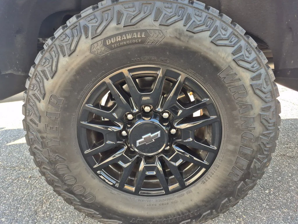 Used 2025 Gray Chevrolet ZR2 image 8