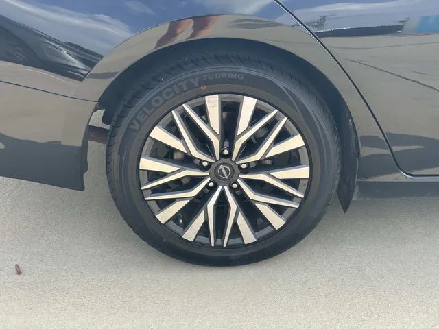 Used 2025 Black Nissan 2.5 SV image 7