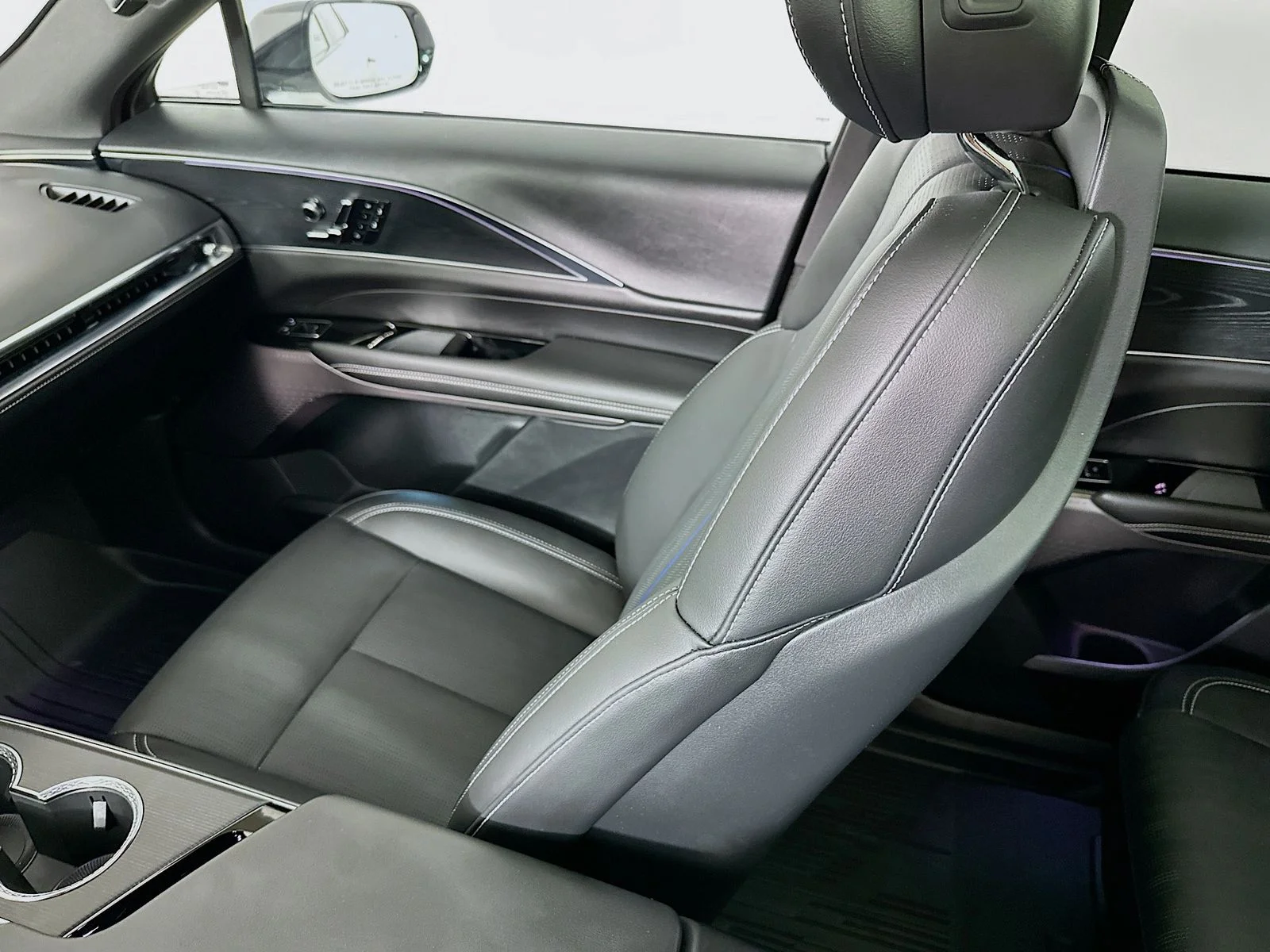 Used 2025 Crystal White Tricoat Cadillac Sport image 24