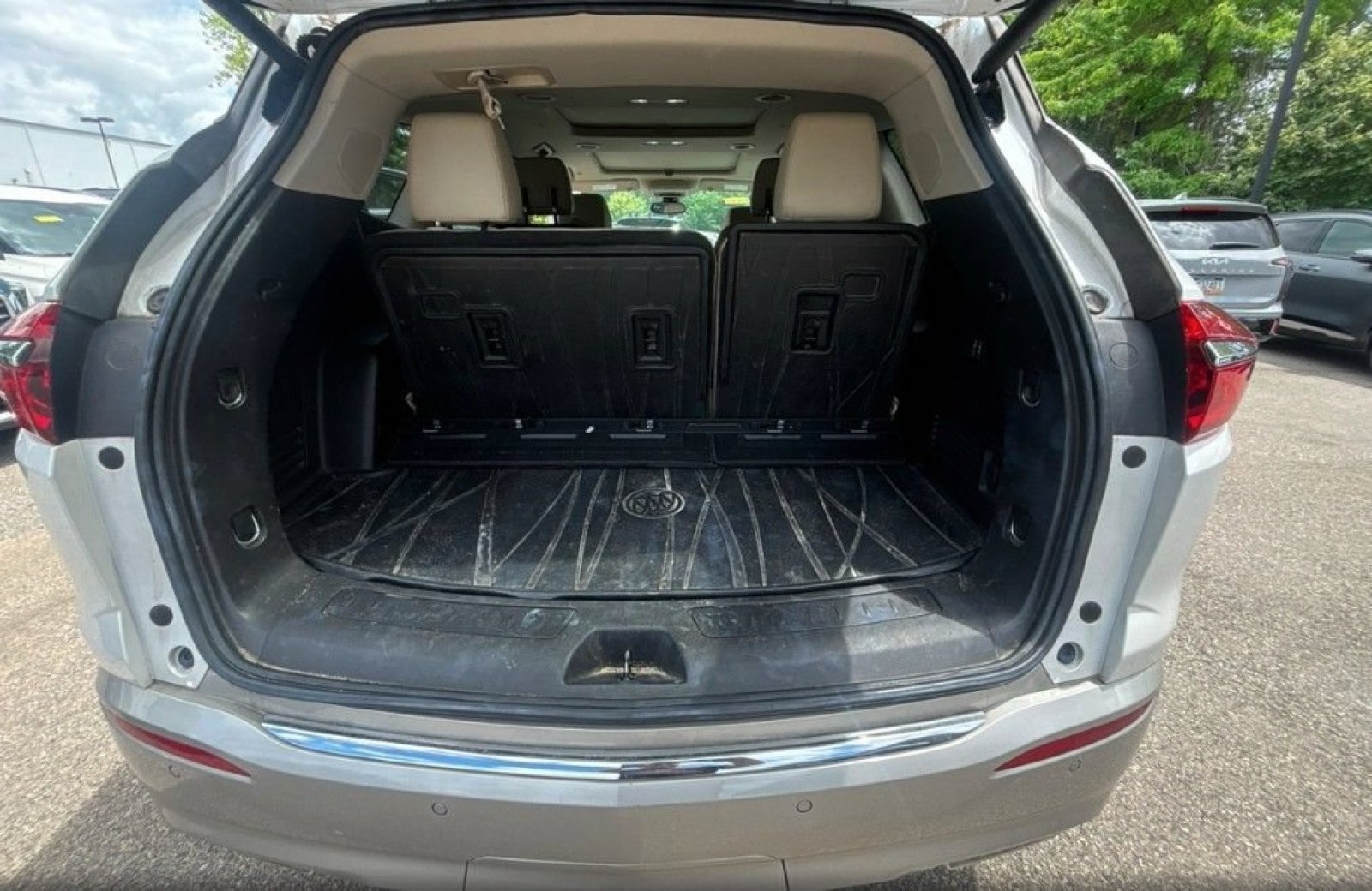 Used 2018 White Frost Tricoat Buick Premium image 14