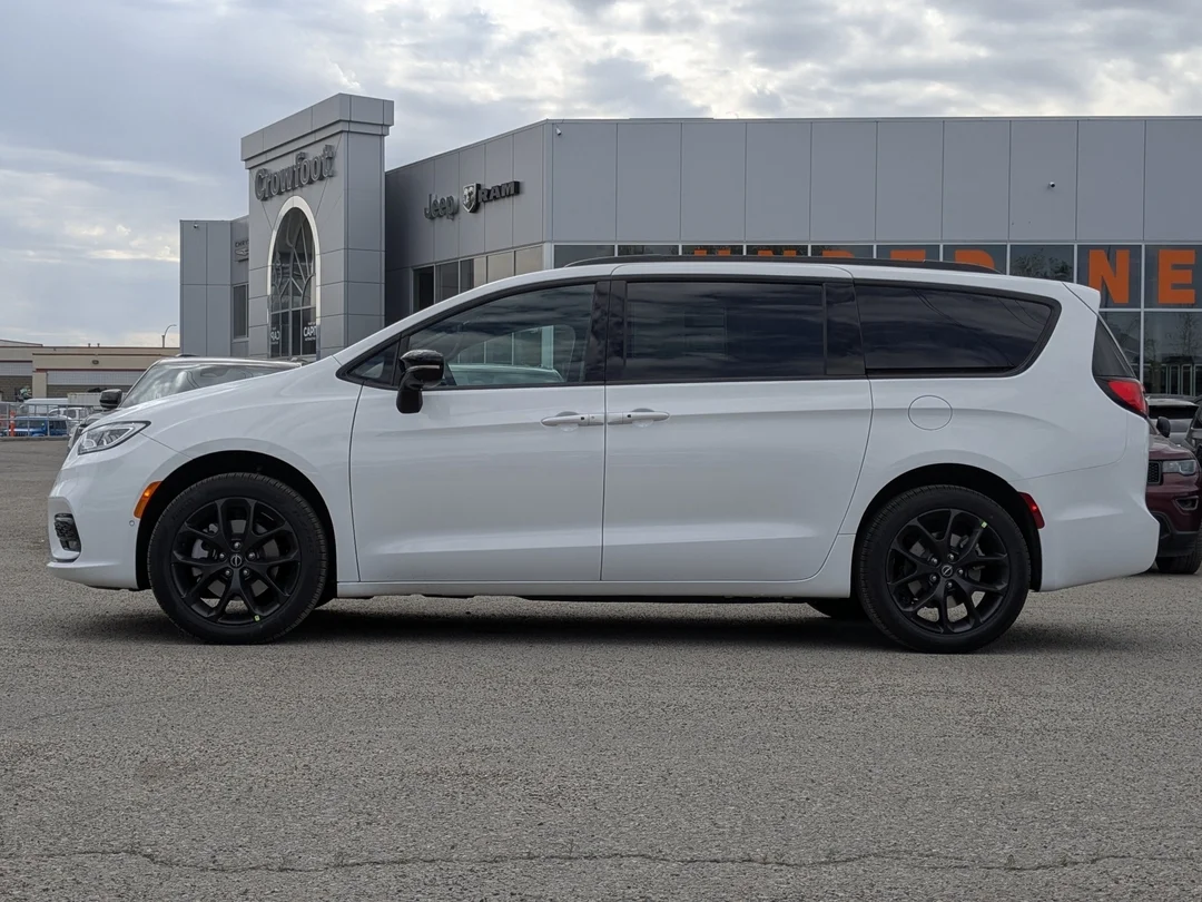 New 2026 White Chrysler Select - - AWD - 3.6L Pentastar V6 - Adaptive Cruise Control - Blind Spot Monitor & More! image 5