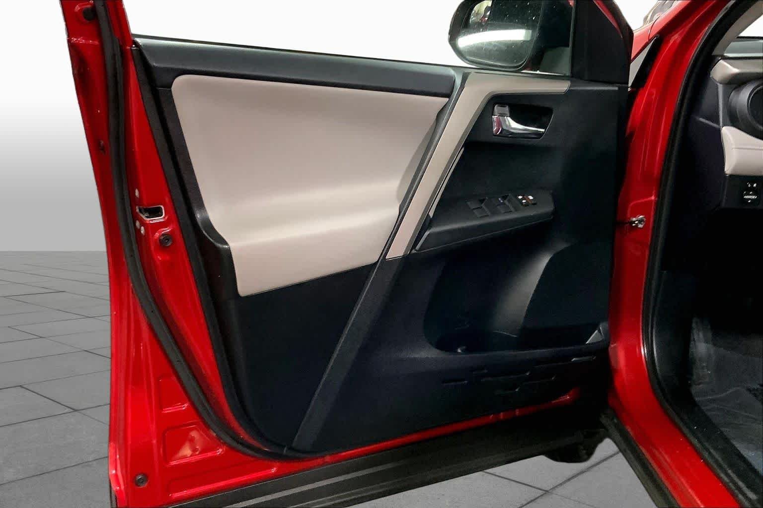 Used 2016 Barcelona Red Metallic Toyota XLE image 22