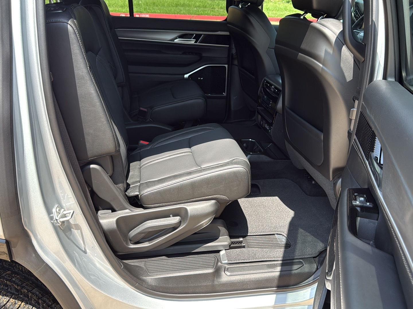 New 2026 Silver-Zynith Exterior Paint Jeep Limited Altitude image 35