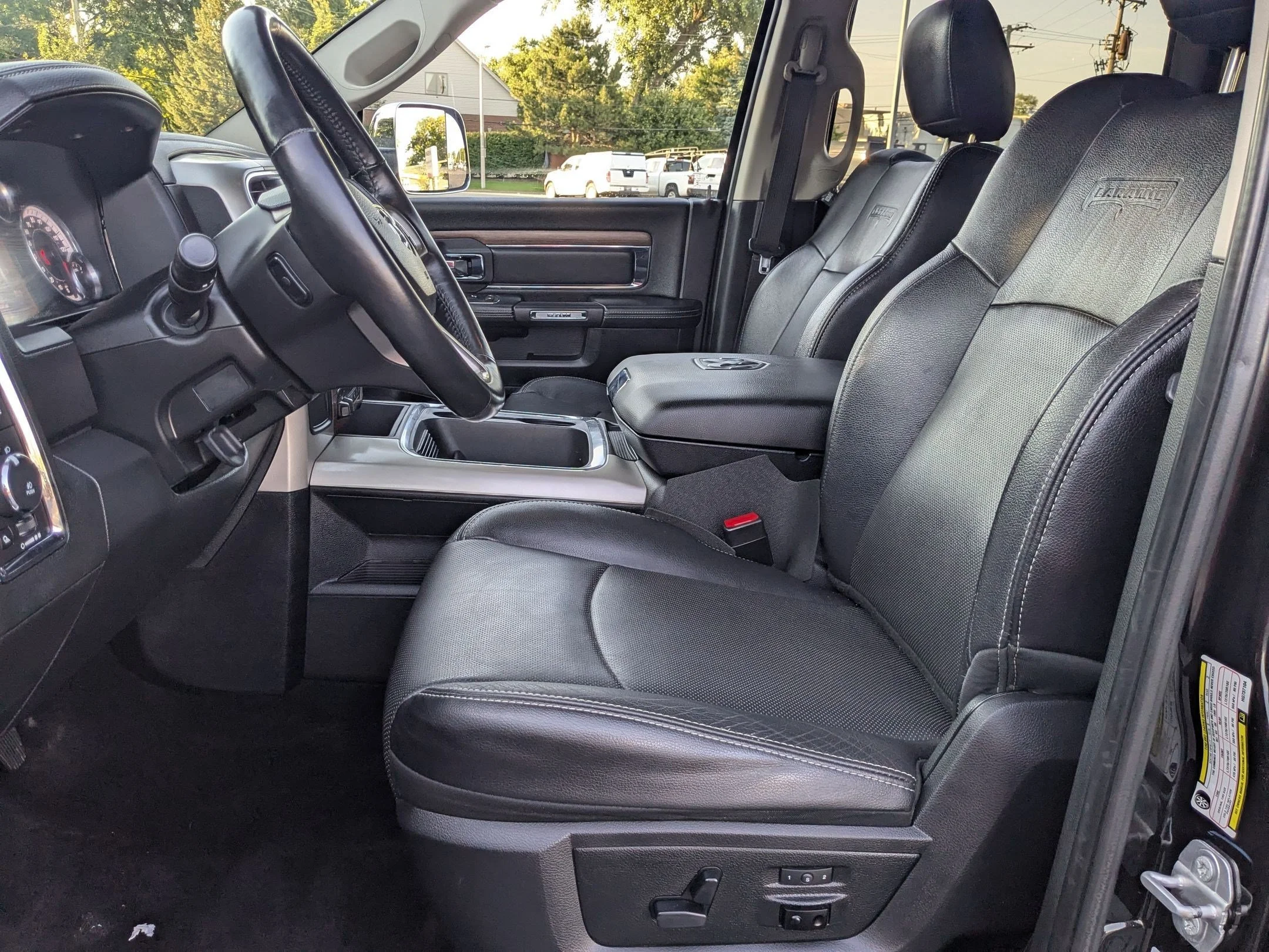 Used 2017 Brilliant Black Crystal Pearlcoat Ram Laramie image 10