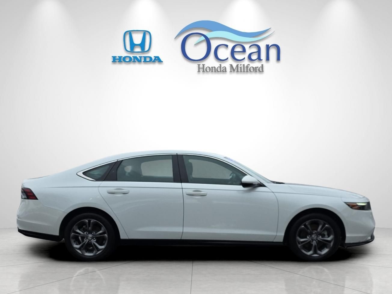 Used 2023 Platinum White Pearl Honda EX-L image 1